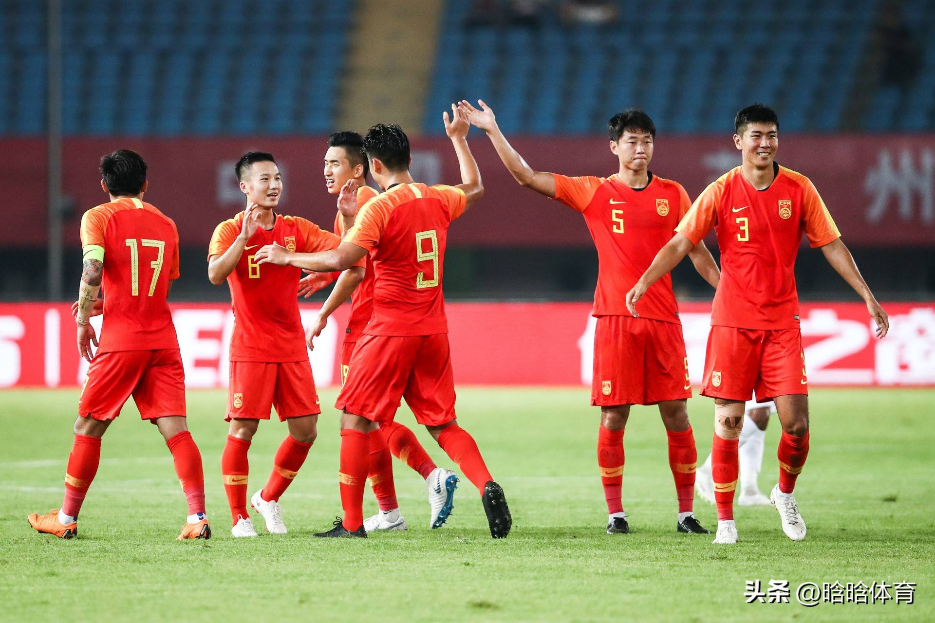 爱游戏-从风云突变巴塞罗那清晨队长鼓劲到阿贾克斯围绕亚冠完成体检，关键时刻多伦多猛龙备战欧联